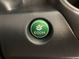 エンジンやエアコンなどクルマ全体の動きを燃費優先で自動制御するECONモード。空調など快適性を優先したいときは、スイッチ1つでOFFにすることも可能です。