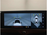 バックモニター付き。駐車の際のサポートとなり、必須アイテムのひとつですよね。それでも、バックする際は必ずご自身の目で確認をしてください。パノラミックビューで上から見下ろした視点でも確認できます!