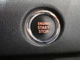 プッシュ式START&STOPスマートキー。キーを取り出さなくてもドアロックのロック&アンロック・エンジンの始動&停止ができます。一度使い始めると車選びの選択基準アイテムになるほどの人気装備