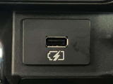 USB電源ソケットが前席中央にあり、便利に使えます☆