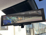 スマートルームミラーが付いております。後席に人が乗車した時や沢山の荷物を積んだ時もバックミラーの視界が遮られる事無く見えるので便利です♪