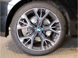 BMWの純正アロイホイールは軽量かつ強度にも優れているホイールで走行性能を引き上げる設計になっております。足元にもBMWは妥協がなくこだわっている個所になります。