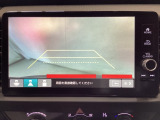 バックでの車庫入れも安心です! リアカメラが付いているバックモニター付のナビディスプレーを装備しております。操作線もついており距離感も画面から確認できます。