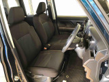 運転席の座面高さを調整できるシートリフターが付いています。座面も広く使い勝手もいいですよ♪