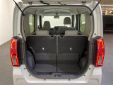 【トランク】積み込みやすくて、たっぷり積める荷室です。シートアレンジできるものは、乗車人数と荷物の量や大きさによってシートを動かすことができるので、より快適なドライブが可能です!