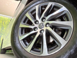 【純正17インチアルミホイール】外観にマッチした純正アルミホイールを装着しております。各種社外アルミホイールや、スタッドレスタイヤも取扱いしております。是非ご相談ください♪