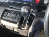 運転席周辺のスマートなレイアウトが、操作のしやすさを実現。快適なドライブをサポートします。パーキングブレーキはフットブレーキタイプです。