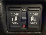 リアドアは乗り降りに便利な両側電動スライドドアです。また運転席に座っていながらスイッチ操作で自在にスライドドアを開け閉めできます。