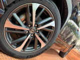 【純正18インチアルミホイール】外観にマッチした純正アルミホイールを装着しております。各種社外アルミホイールや、スタッドレスタイヤも取扱いしております。是非ご相談ください♪