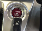 【Hondaスマートキー】カバンやポケットに入れたままでもドアの施錠・解錠が可能なスマートキーを装備。エンジンのオン・オフ時もカギを取り出す必要が無いからとっても便利です♪