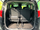 普段のお買い物や通勤、送迎等に十分な荷室スペースを確保しております。サードシートを跳ね上げると、大きな荷物の積載も可能です♪