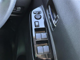 【電動格納ミラー】運転席のスイッチで、ドアミラーの開閉や角度の調整ができます。