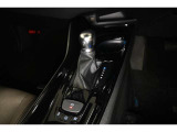 楽々操作のフロアシフトAT。