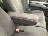 【アームレスト】運転時の疲労軽減にもなるアームレストがついています!