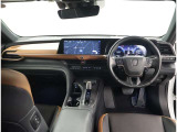 デザインもよく、居心地のよい運転席ですね。分かりやすいスイッチ類ですから操作もしやすく運転をサポートします。ぜひご来店いただき、実際にお座りいただいてステアリングを握ってみてください!