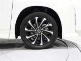 純正のアルミホイールを装備しております。(205/55R17)
