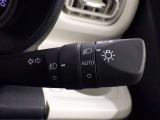【オートライト】車外の明るさに応じて、自動的にライトの点灯・消灯をしてくれます。
