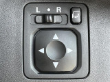 【電動格納ミラー】運転席のスイッチで、ドアミラーの開閉や角度の調整ができます。
