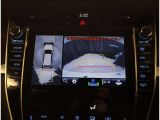 バックモニター付き。駐車の際のサポートとなり、必須アイテムのひとつですよね。それでも、バックする際は必ずご自身の目で確認をしてください。パノラミックビューで上から見下ろした視点でも確認できます!
