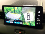 【マルチビューカメラシステム】専用のカメラにより、上から見下ろしたような視点で360度クルマの周囲を確認することができます☆死角部分も確認しやすく、狭い場所での切り返しや駐車もスムーズに行えます。