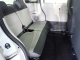 リアシートは足元も広々していて足を組めるほど余裕があります!又背もたれを左右別々に倒せるので長い物でも積めます。