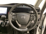 ハンドルにHondaセンシング系のクルーズコントロールやレーンキープアシストなどのスイッチと、オーディオの操作スイッチが装備されています。ハンドルから手を離さず安全に操作できます。
