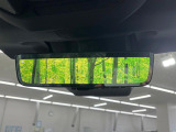 【スマートリヤビューミラー】後席の大きな荷物や同乗者で後方が確認しづらい時でも安心!カメラが撮影した車両後方の映像をルームミラー内に表示。クリアな視界で状況の確認が可能です!