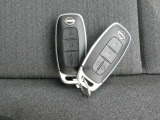 持っているだけでドアの開閉やエンジン始動が出来るインテリジェントキーが備わっています。