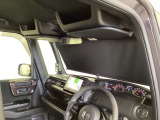 サンシェード内臓大型ルーフコンソールをオプション装備しています。停車時に使える日差しカットのサンシェードと、ティッシュ取り出し口がつくなど多様な収納ボックスがセットになった便利なルーフコンソールです。