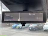 【スマートルームミラー】車両後方のカメラ映像をミラー面に映し出します。車内の状況や天候などに影響されずいつでもクリアな後方の視界が得られます♪