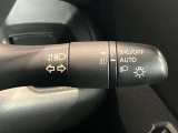 車外の明るさに応じでライトを点灯、消灯してくれるオートライト機能です☆お天気の良い昼間のトンネル走行などオートにしてると便利で安心です☆エンジン停止時にライトの消し忘れも無くなります☆