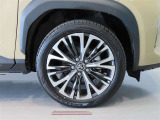 純正のアルミホイール装着車です。タイヤサイズは215/50R18です。