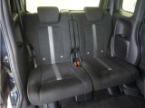 2列目シートは座面がフラットになっており、乗り降りがしやすくなっております。