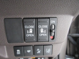 両側電動スライドドア!!荷物で手が塞がる時など簡単にドアの開閉が出来ます!何より力いらずで開閉OK!女性やお年寄りにも優しい♪電動機能はOFFにもできますから元気なお子様の駆け出しも安心!