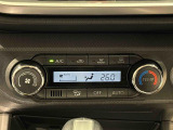 作動状態が一目でわかる液晶ディスプレイ付きAUTOエアコンを装備しています♪室内の温度を設定するとセンサーが室温を感知して、温度、風量を自動的にコントロ-ルして快適な空間を作ってくれます!