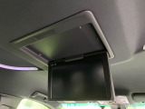 【フリップダウンモニター】大画面モニターで後席でもエンタメをお楽しみいただけます。小さなお子様にも大人気の装備です♪