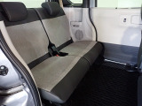 リアシートは足元も広々していて足を組めるほど余裕があります!又背もたれを左右別々に倒せるので長い物でも積めます。