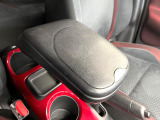 純正オプションのアームレスト装備!