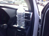 運転席、助手席にドリンクホルダーがついています