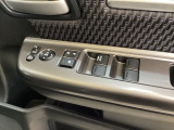 ハンドルの右側に電動格納付きパワーミラーの操作スイッチがついています。左右のサイドミラーの角度調節も微調整ができて便利です。パワーウインドウは運転席でドア4枚とも上下の操作ができるようになっています。