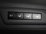 運転席のパワーシートは3名様分までメモリー機能付きです。
