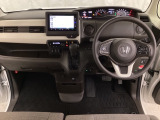 車内は光触媒抗菌消臭施工済です。スタイリッシュなデザインで暖かみのあるインパネ周りを演出します。グローブボックスやカップホルダーのほかにトレーなどたくさんの収納スペースが装備されています。