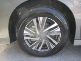 純正のアルミホイールが装着されてます。ボディデザインとマッチしておりカッコイイですね。