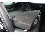 セカンドシートを倒した状態です。セカンドシートは独立可倒、荷物に合わせてラゲッジスペースをアレンジできます。