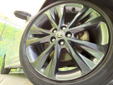 【純正17インチアルミホイール】外観にマッチした純正アルミホイールを装着しております。各種社外アルミホイールや、スタッドレスタイヤも取扱いしております。是非ご相談ください♪