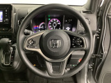 ハンドルにHondaセンシング系のクルーズコントロールやレーンキープアシストなどのスイッチと、オーディオの操作スイッチが装備されています。ハンドルから手を離さず安全に操作できます。