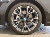 BMWの純正アロイホイールは軽量かつ強度にも優れているホイールで走行性能を引き上げる設計になっております。足元にもBMWは妥協がなくこだわっている個所になります。