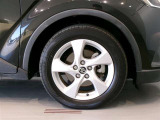 純正のアルミホイール装着車です。タイヤサイズは215/60R17です。