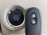 【キーレススタートシステム】カバンやポケットに入れたままでもドアの施錠・解錠が可能なスマートキーを装備。エンジンのオン・オフ時もカギを取り出す必要が無いからとっても便利です♪