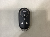 スマートキー付きですからドアロックの開閉およびエンジンスタートが楽々です。電動スライドドアの開け閉めもボタンで操作できます。加えて、リモコンエンジンスターターの操作もできます。
